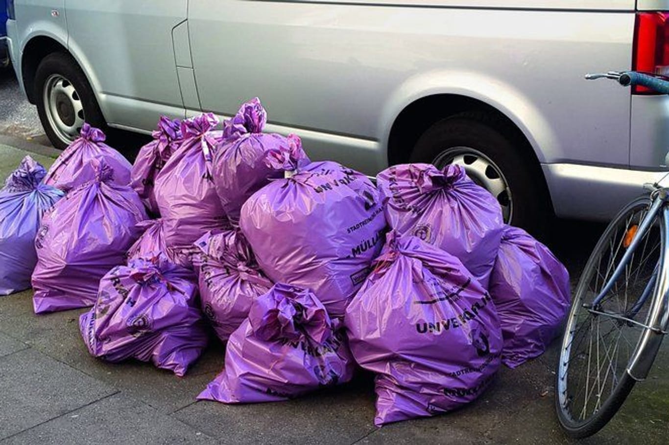 Rosa Müllsäcke warten auf die Hamburger Stadtreinigung: Die Bezirke haben den Säcken jetzt den Kampf angesagt.