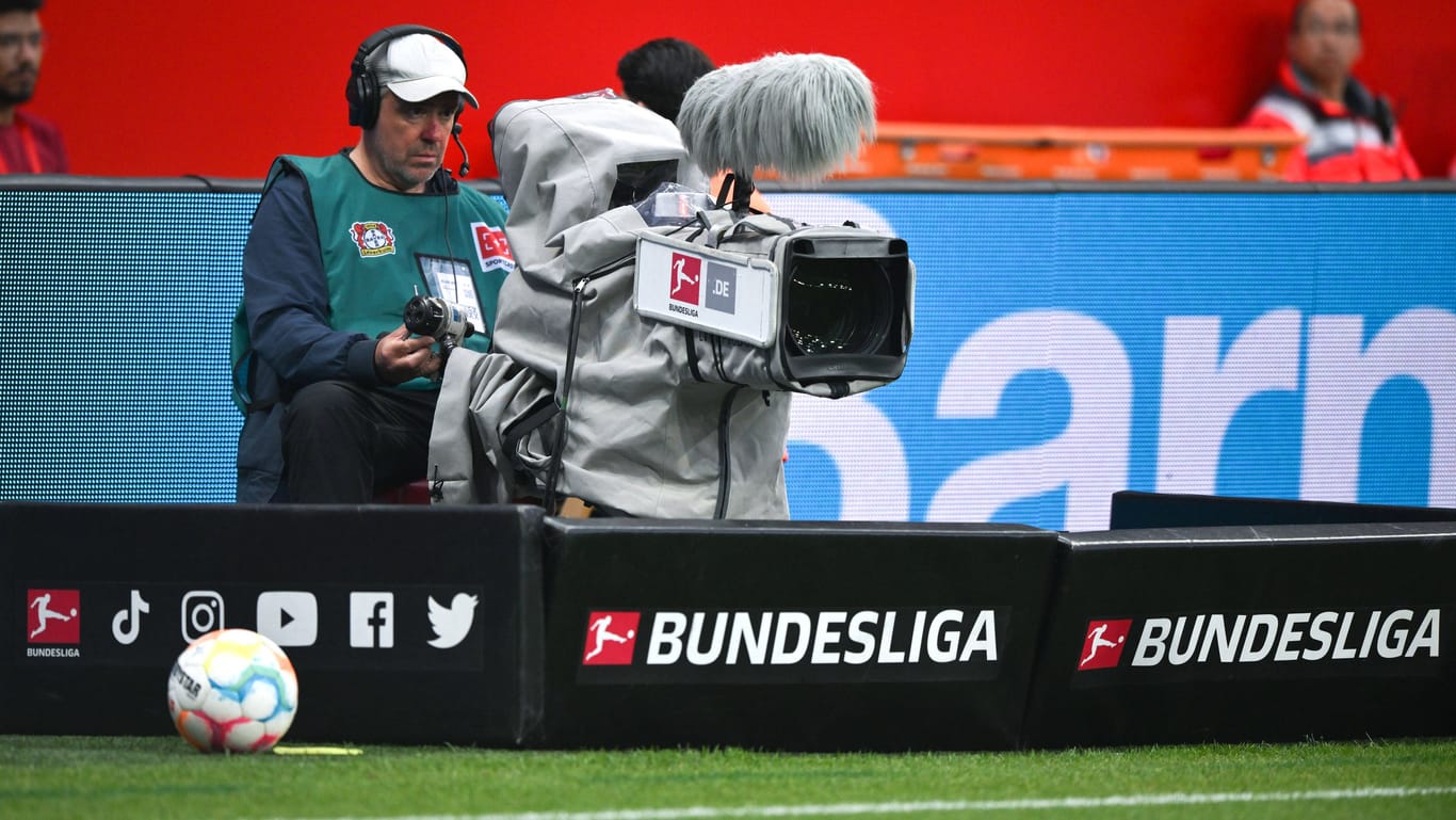 TV-Fernsehkamera am Spielfeldrand: Sky und DAZN teilen sich derzeit die Übertragungsrechte der Bundesliga.