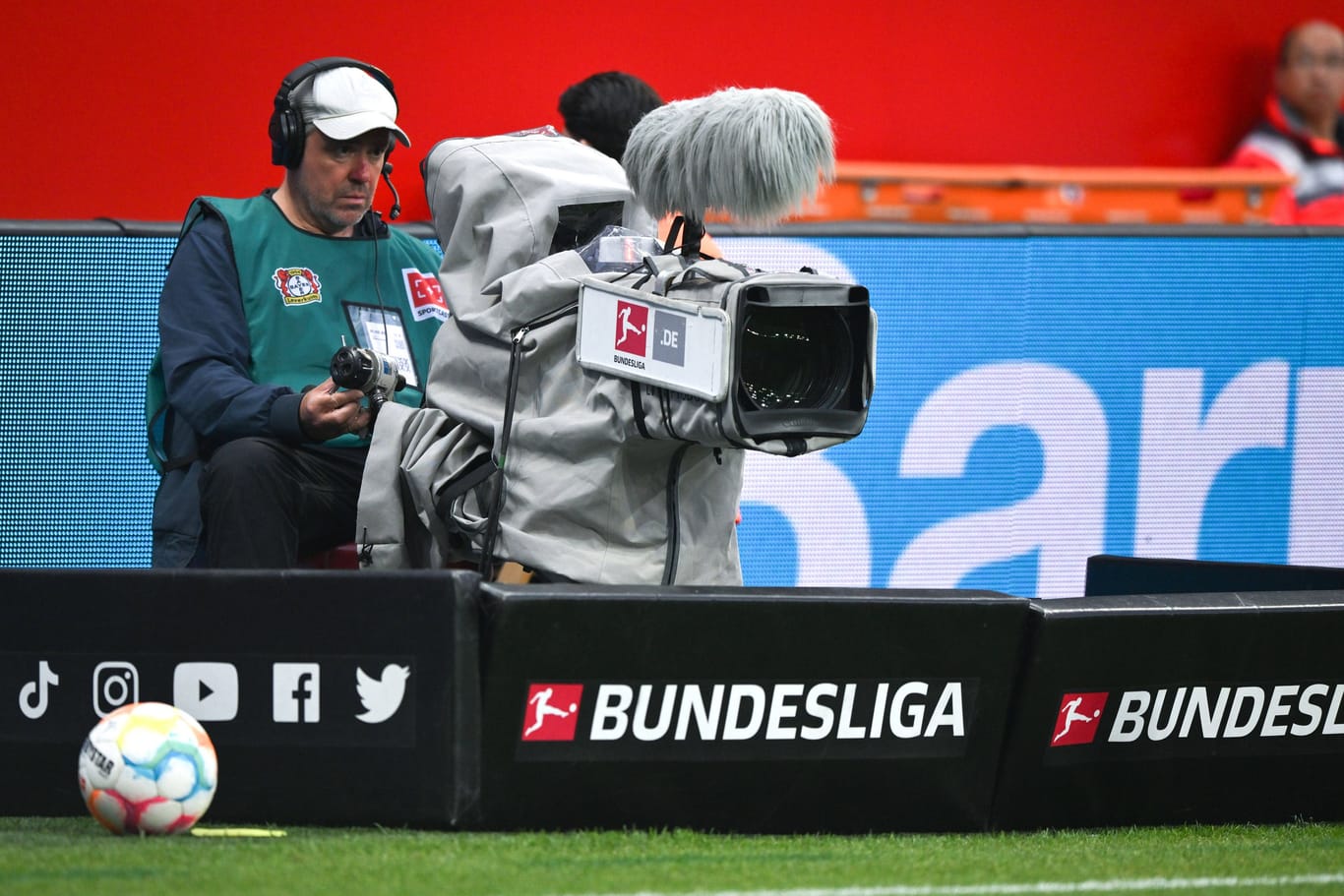 TV-Fernsehkamera am Spielfeldrand: Sky und DAZN teilen sich derzeit die Übertragungsrechte der Bundesliga.