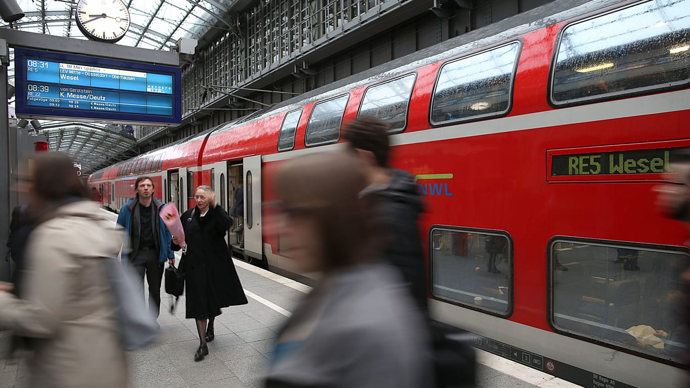 Pendler steigen aus einem Regionalexpress: Eine Auswertung von Handydaten zeigt, was das 49-Euro-Ticket bisher gebracht hat.