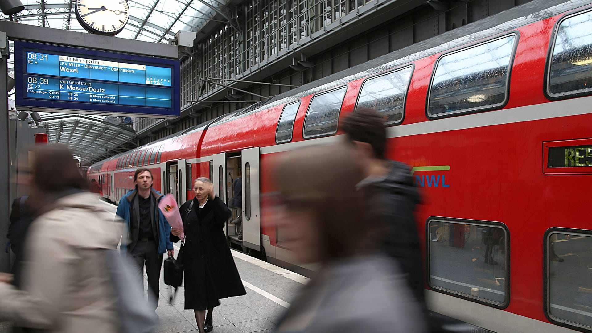 Pendler steigen aus einem Regionalexpress: Eine Auswertung von Handydaten zeigt, was das 49-Euro-Ticket bisher gebracht hat.