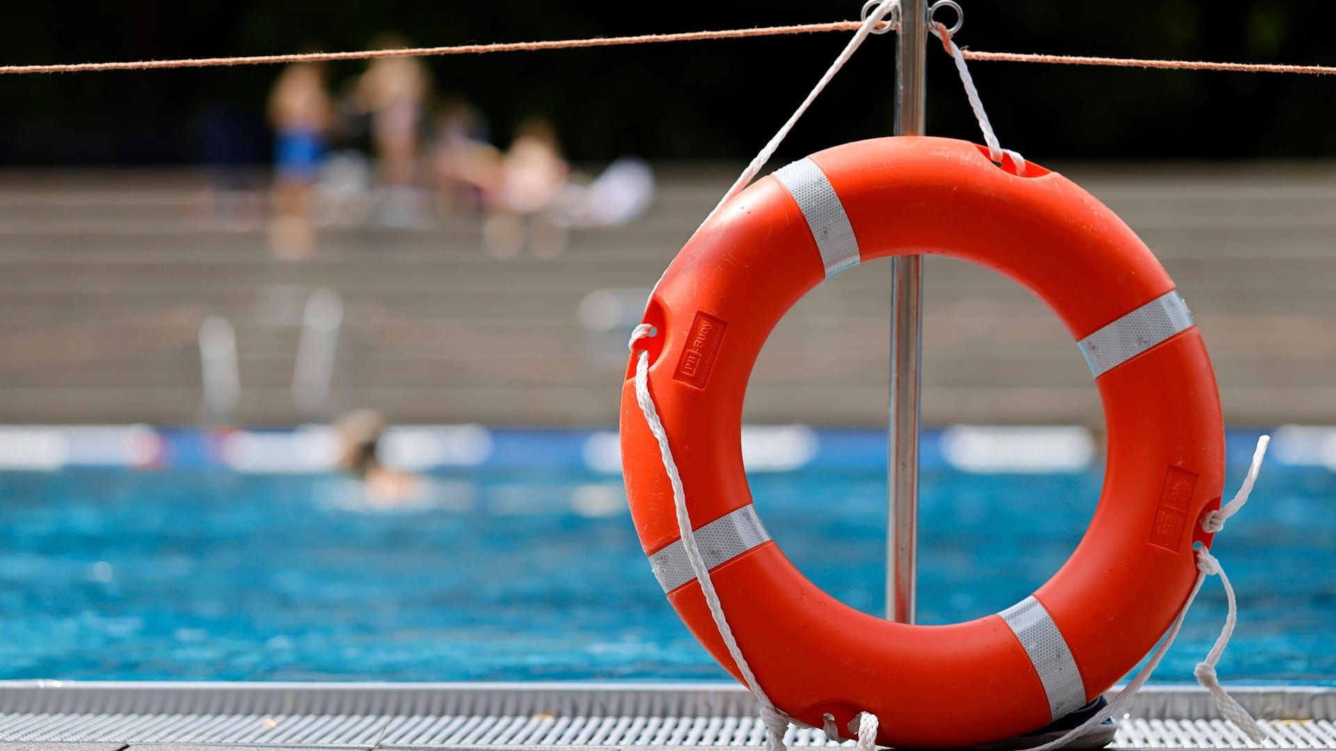 Freibad (Symbolbild): Zum Wochenende soll es richtig heiß werden.