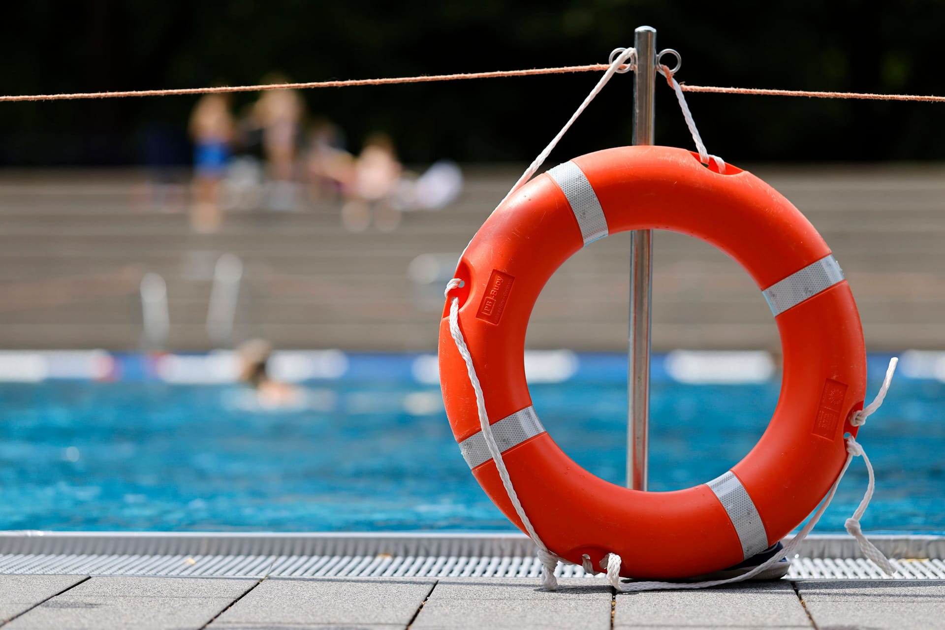 Freibad (Symbolbild): Zum Wochenende soll es richtig heiß werden.