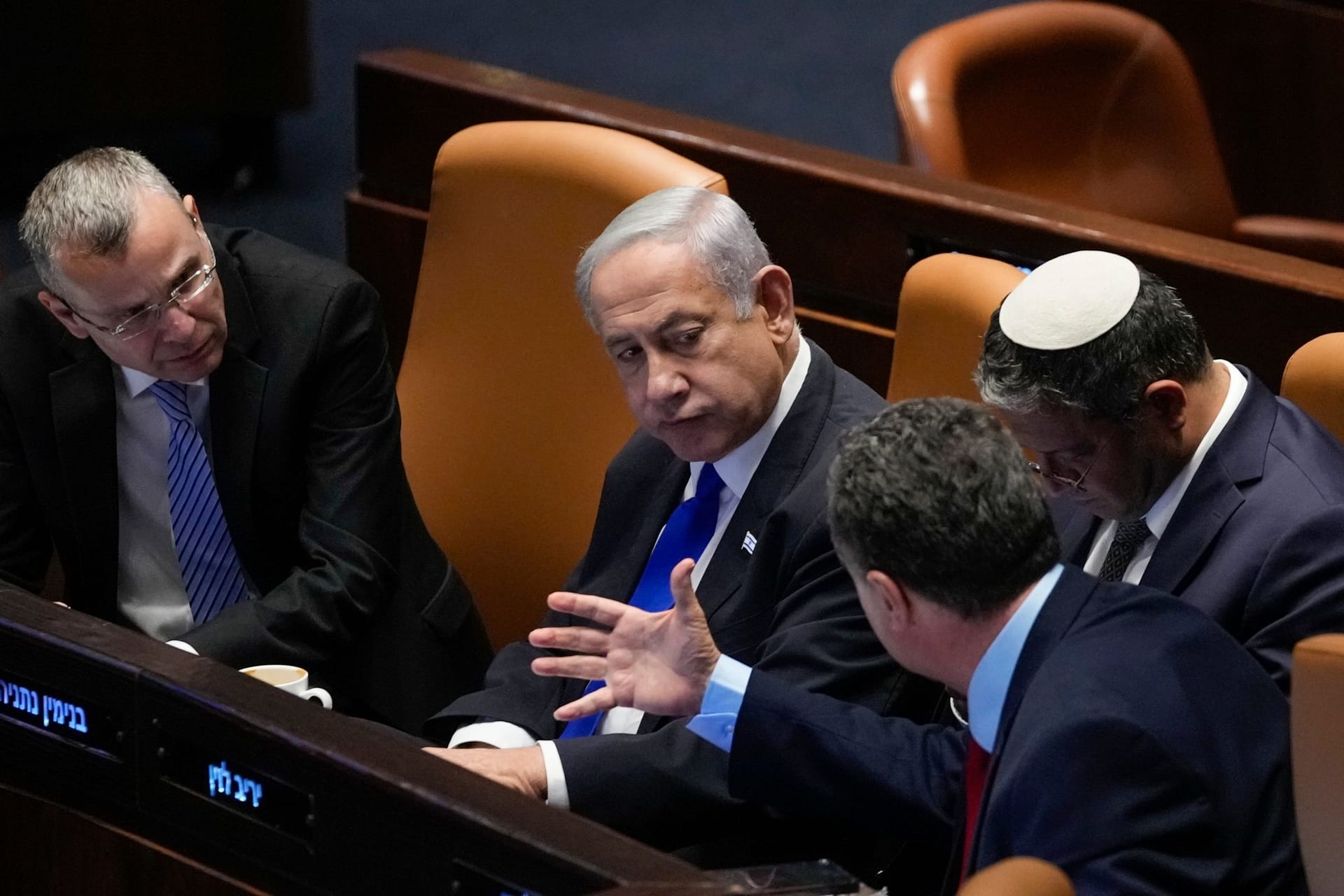 Israels Ministerpräsident Benjamin Netanjahu (2.v.l) spricht in der Knesset in Jerusalem mit Kabinettmitgliedern.