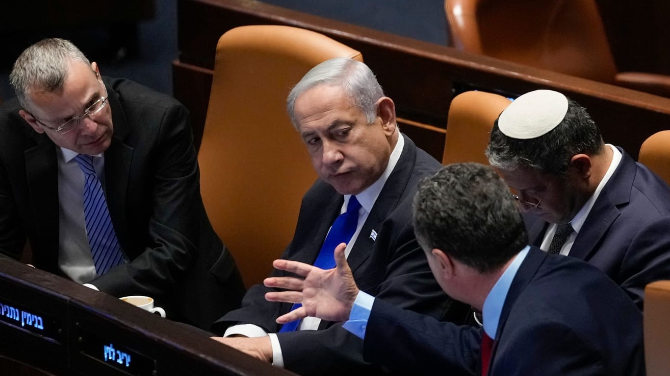 Israels Ministerpräsident Benjamin Netanjahu (2.v.l) spricht in der Knesset in Jerusalem mit Kabinettmitgliedern.