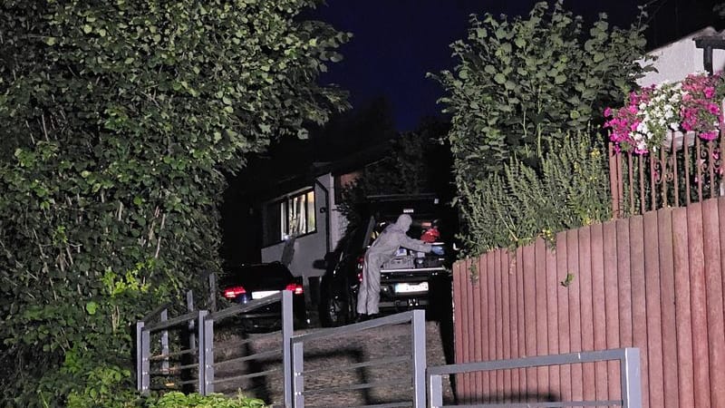Zwickau: Kriminaltechniker arbeiten an einem Tatort.