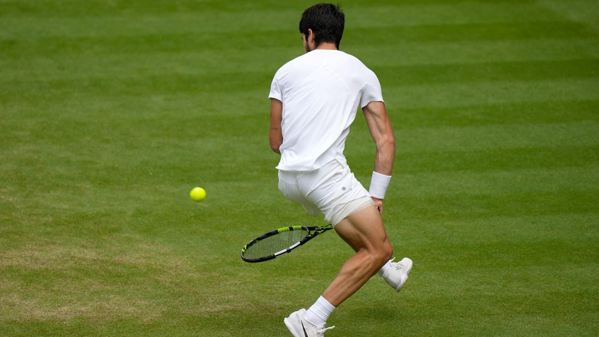 Sehenswert, aber erfolglos: Carlos Alcaraz mit einem Tweener im Match gegen Novak Djokovic.