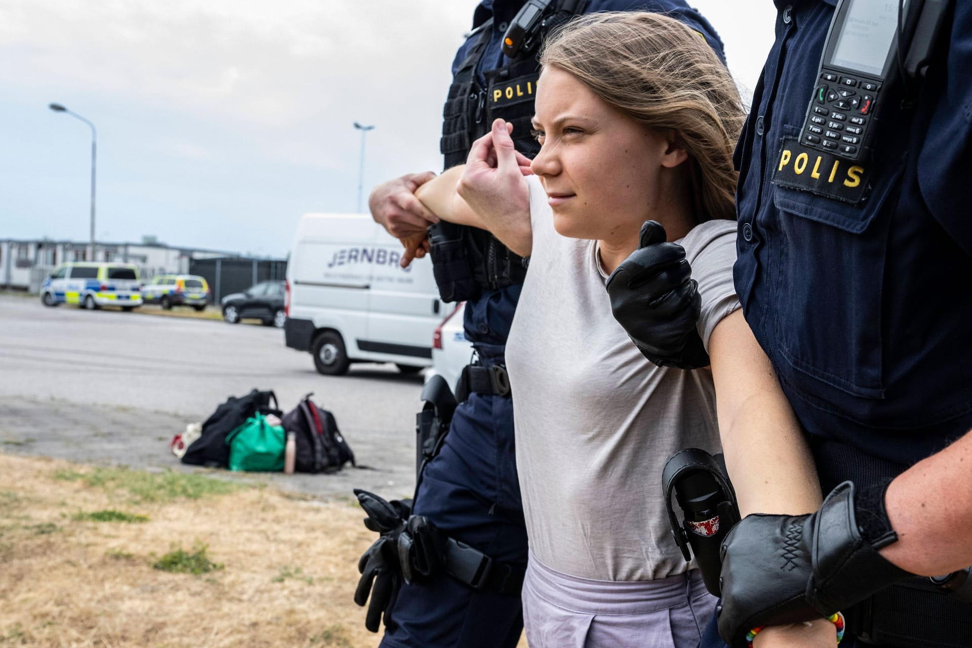 Greta Thunberg wird von der Polizei weggetragen (Archivbild): Die Klimaaktivistin hatte sich den Anweisungen der Beamten widersetzt.