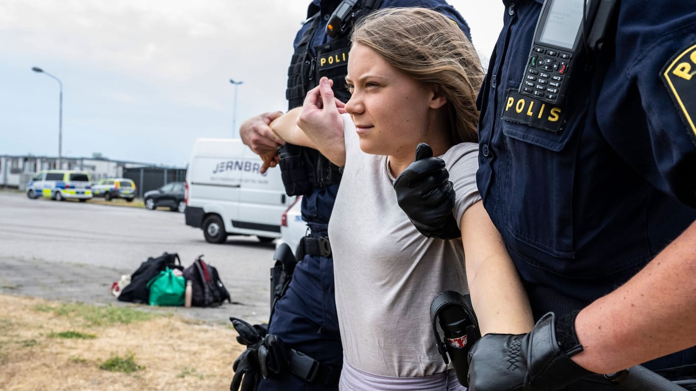 Greta Thunberg wird von der Polizei weggetragen (Archivbild): Die Klimaaktivistin hatte sich den Anweisungen der Beamten widersetzt.