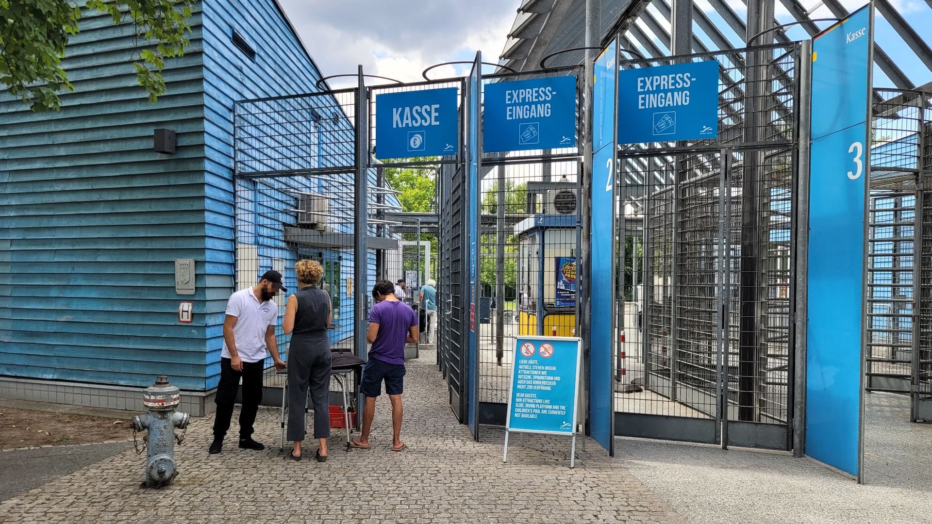 Der Einlass am Columbiabad mit Ausweiskontrolle: Gegen Mittag besetzt nur noch ein Security-Mitarbeiter den Tisch.