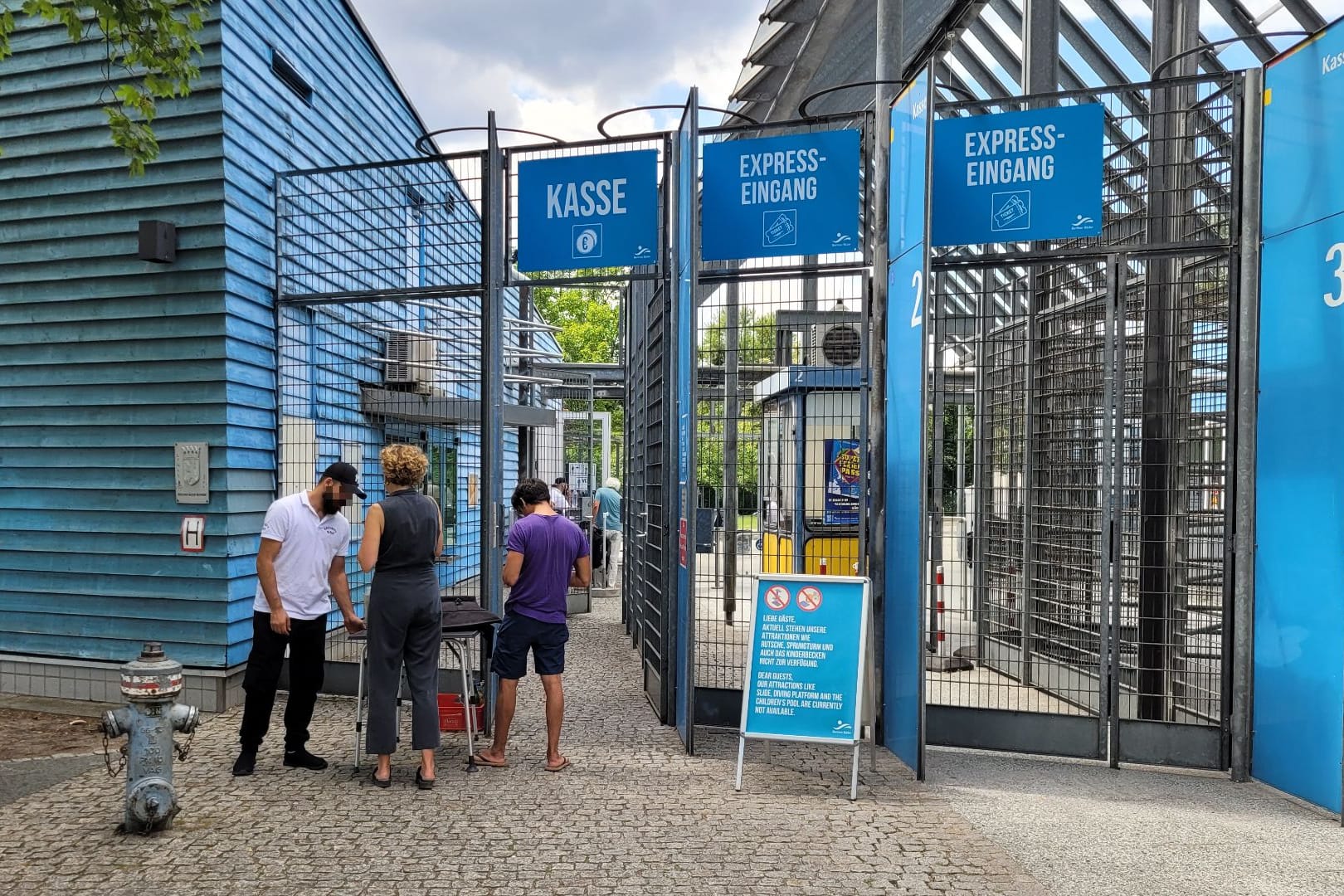 Der Einlass am Columbiabad mit Ausweiskontrolle: Gegen Mittag besetzt nur noch ein Security-Mitarbeiter den Tisch.