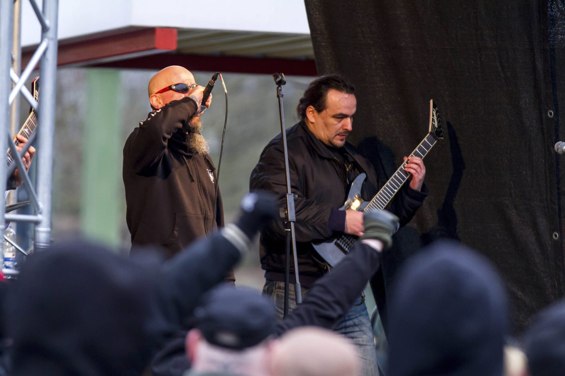 Neonazi-Rocker Michael Regener mit seiner Band "Die Lunikoff Verschwörung" bei einem Auftritt (Archivfoto): Der Schlagzeuger der Gruppe soll verstorben sein.