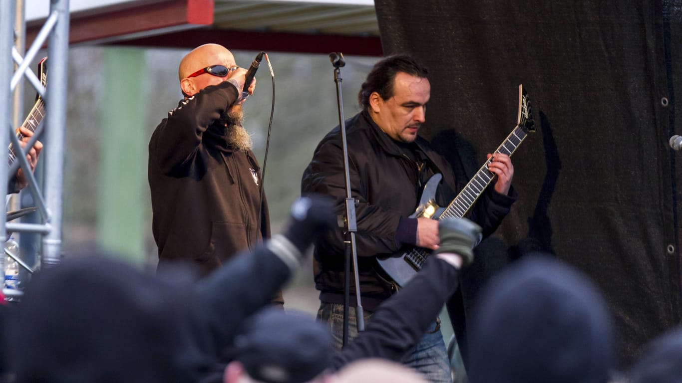 Neonazi-Rocker Michael Regener mit seiner Band "Die Lunikoff Verschwörung" bei einem Auftritt (Archivfoto): Der Schlagzeuger der Gruppe soll verstorben sein.