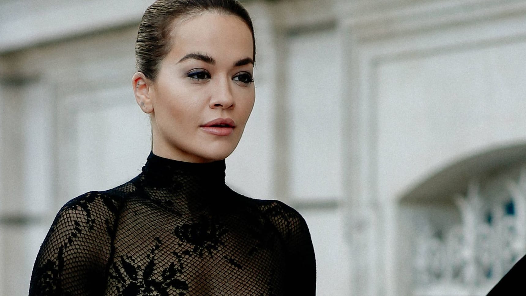 Rita Ora: Sie besuchte am Sonntag eine Fashionshow in Paris.