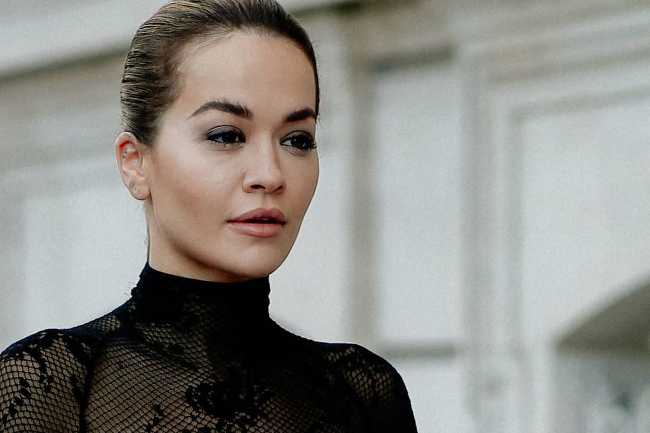 Rita Ora: Sie besuchte am Sonntag eine Fashionshow in Paris.