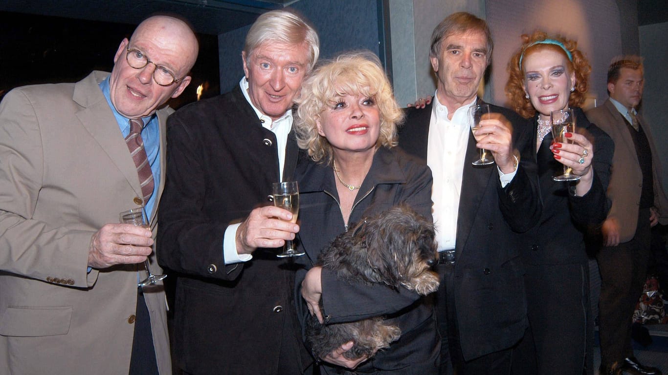 Von links nach rechts: Wichart von Roell, Peer Augustinski, Ingrid Steeger mit Dackel Felix, Horst Jüssen und Elisabeth Volkmann (von links nach rechts) feiern die Theaterpremiere von "Klimbim" im Jahr 2004: Die Protagonisten waren deutschlandweit bekannt.
