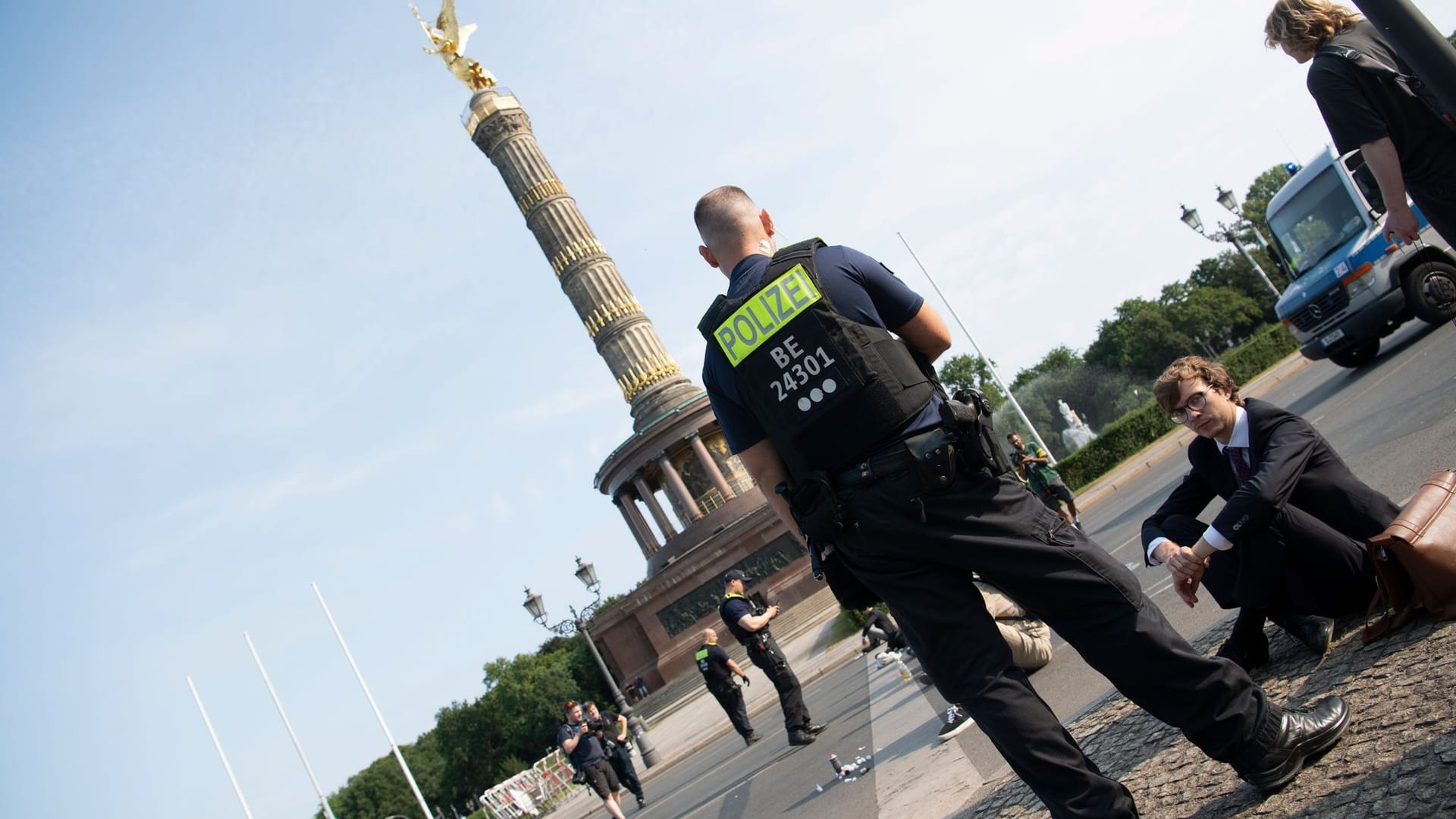 Protest in Berlin: In der Hauptstadt klebten sich die Aktivisten an der Siegessäule fest.