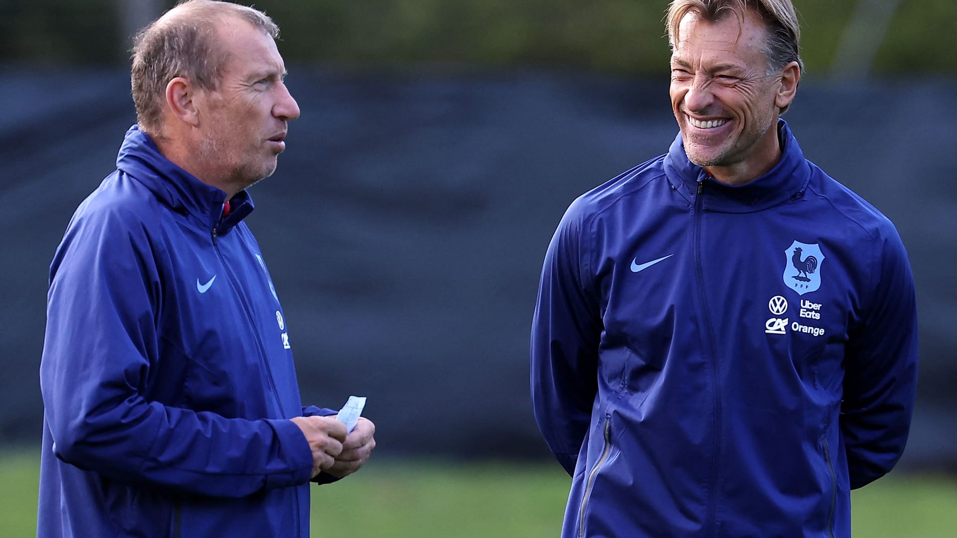 Renard (r.) mit seinem Assistenten, Eric Blahic. Blahic holte der Cheftrainer, weil er mehr Ahnung vom Frauenfußball hat als er selbst.