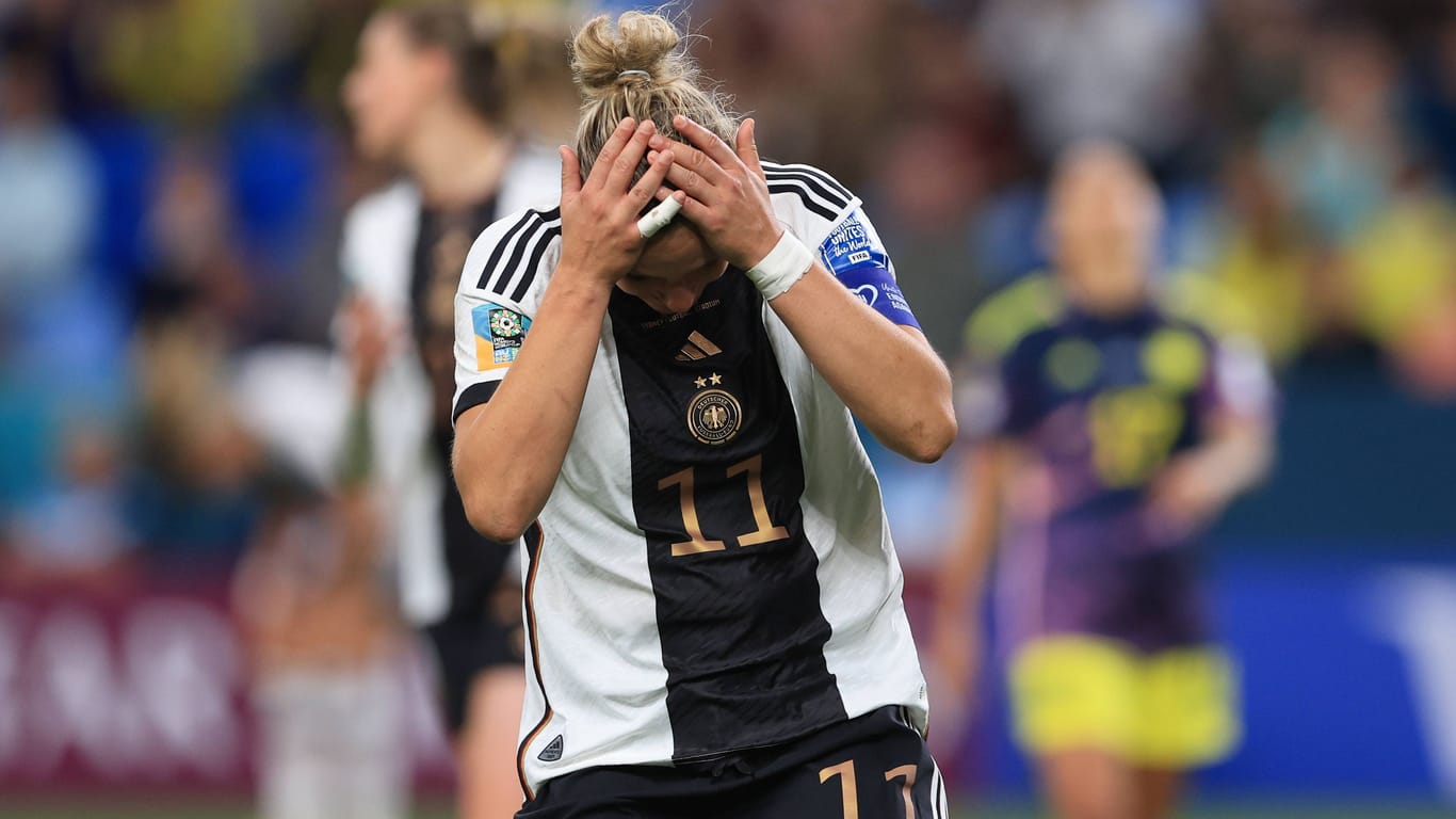 Zum Verzweifeln: DFB-Kapitänin Alex Popp im zweiten Gruppenspiel gegen Kolumbien. Die deutsche Mannschaft kämpft bei der WM um das Achtelfinale.