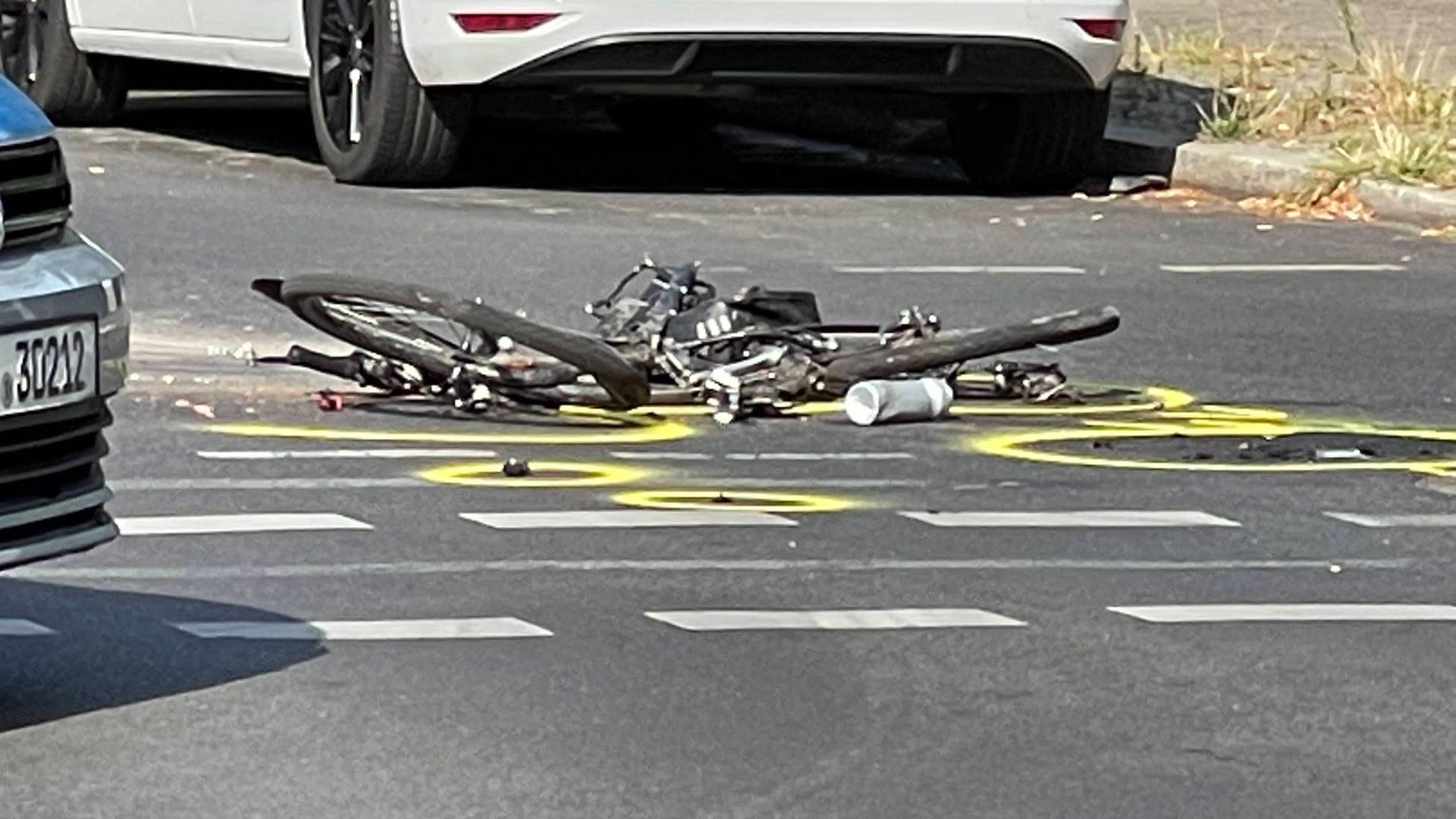 Ein Fahrrad auf der Straße (Archivbild): In Berlin ist eine Radfahrerin ums Leben gekommen. Ein Fahrrad auf der Straße (Archivbild): In Berlin ist eine Radfahrerin ums Leben gekommen.