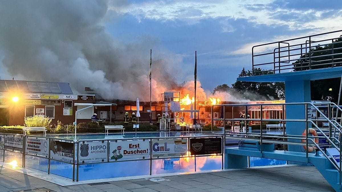 Das Feuer brach in der Nacht am Van-Ameren-Bad aus. Vor allem der Trakt mit den Umkleidekabinen sei stark betroffen, hieß es.