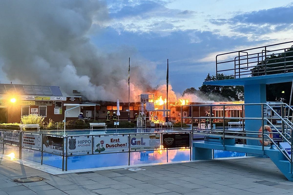 Das Feuer brach in der Nacht am Van-Ameren-Bad aus. Vor allem der Trakt mit den Umkleidekabinen sei stark betroffen, hieß es.