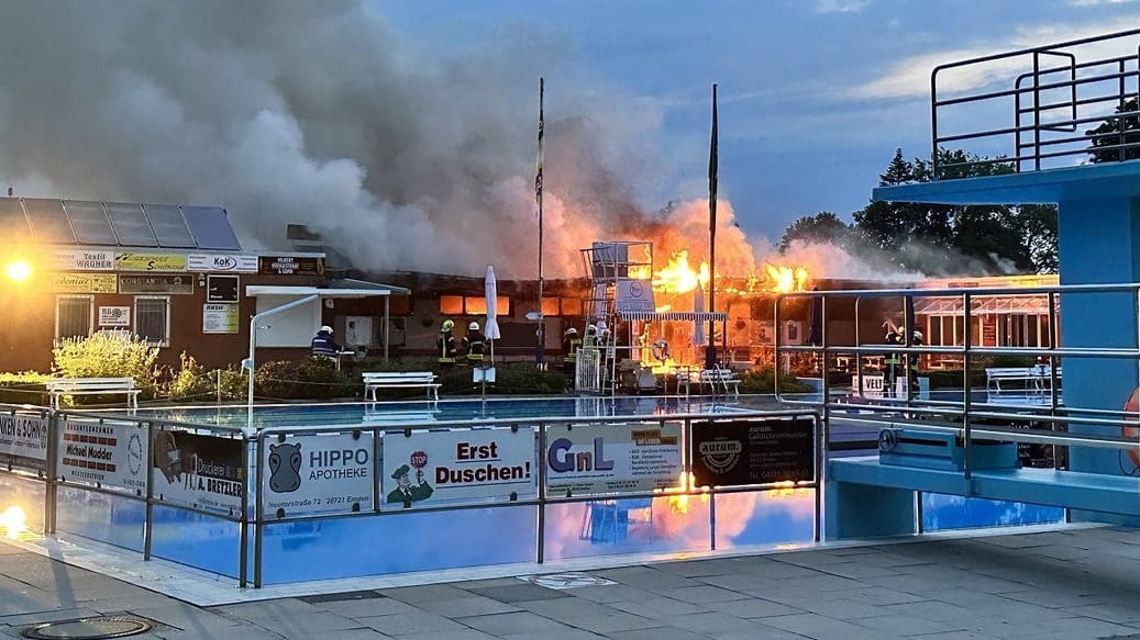 Das Feuer brach in der Nacht am Van-Ameren-Bad aus. Vor allem der Trakt mit den Umkleidekabinen sei stark betroffen, hieß es.