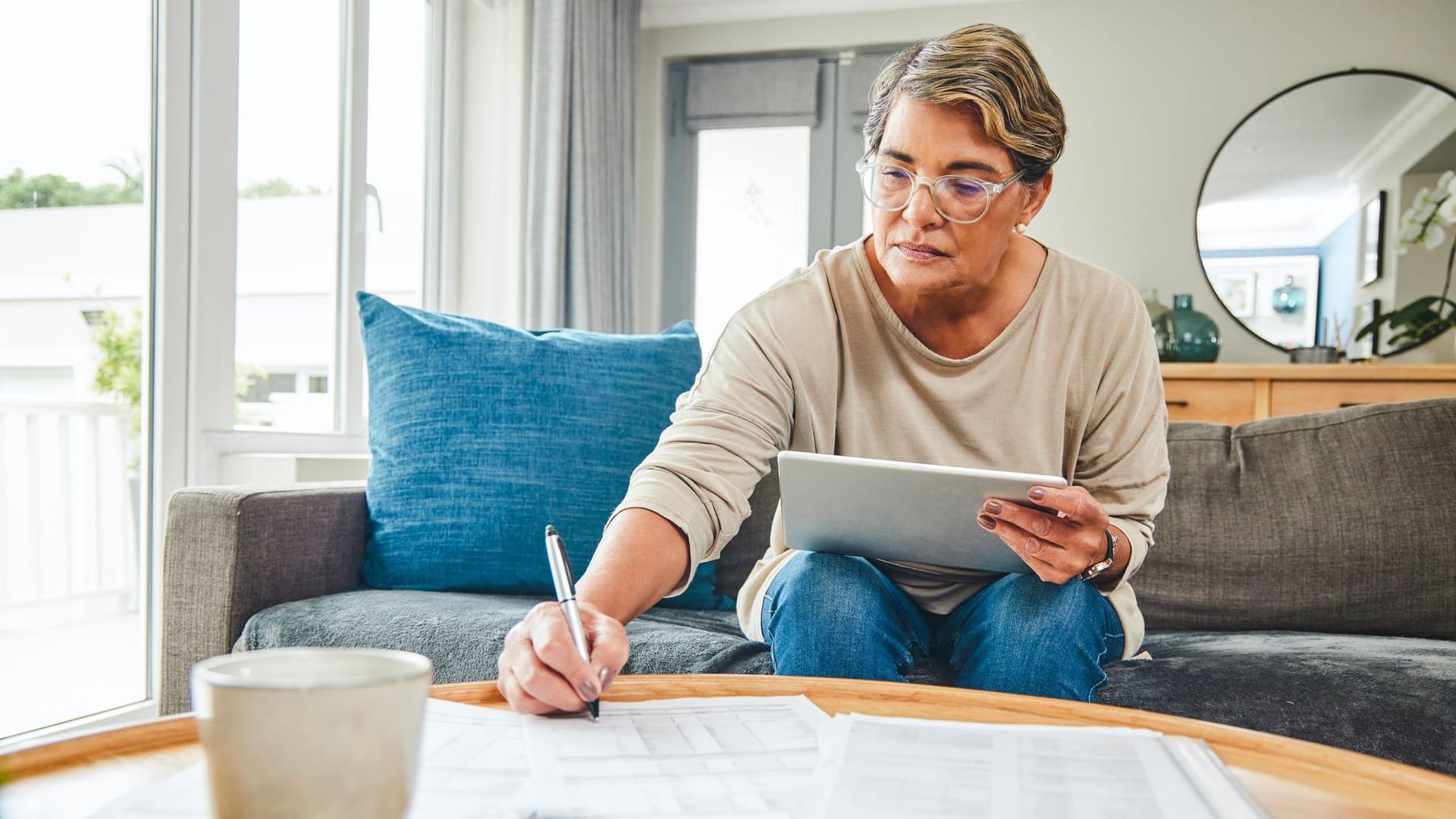 Ältere Frau erledigt ihre Finanzen (Symbolbild): Rentner sind grundsätzlich steuerpflichtig.