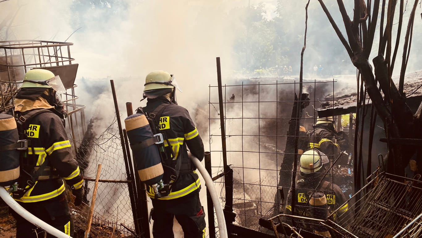 Feuerwehr Dortmund im Einsatz: Das Feuer zerstörte die Gartenlaube in Gänze.