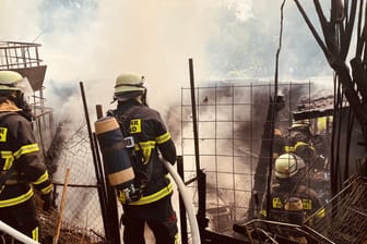 Feuerwehr Dortmund im Einsatz: Das Feuer zerstörte die Gartenlaube in Gänze.
