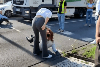 Klimaaktivisten der "Letzten Generation" auf einer Straße (Archivbild): Eine Passantin beschimpfte die Blockierer und zog sie an den Haaren.