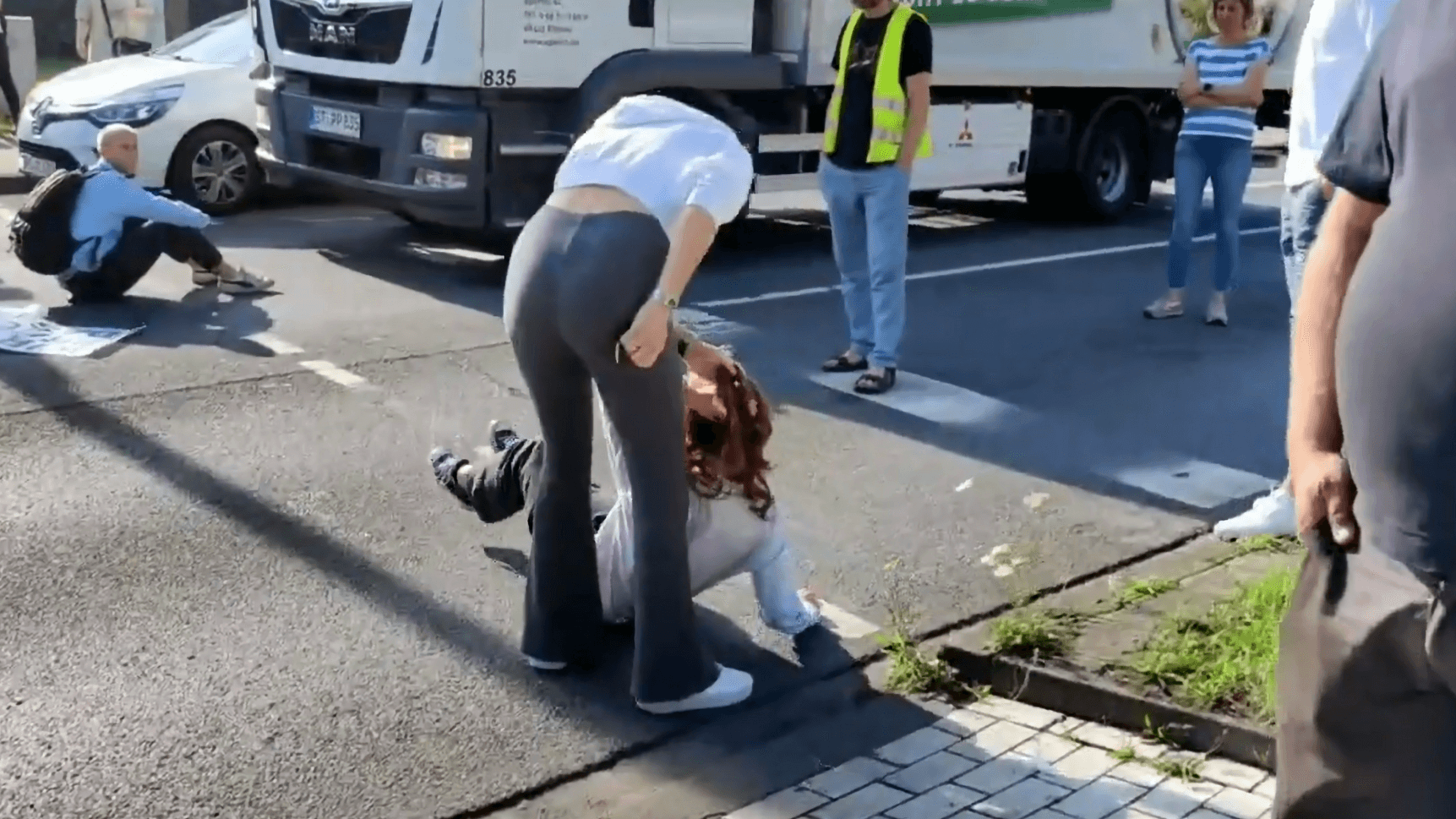 Klimaaktivisten der "Letzten Generation" auf einer Straße (Archivbild): Eine Passantin beschimpfte die Blockierer und zog sie an den Haaren.