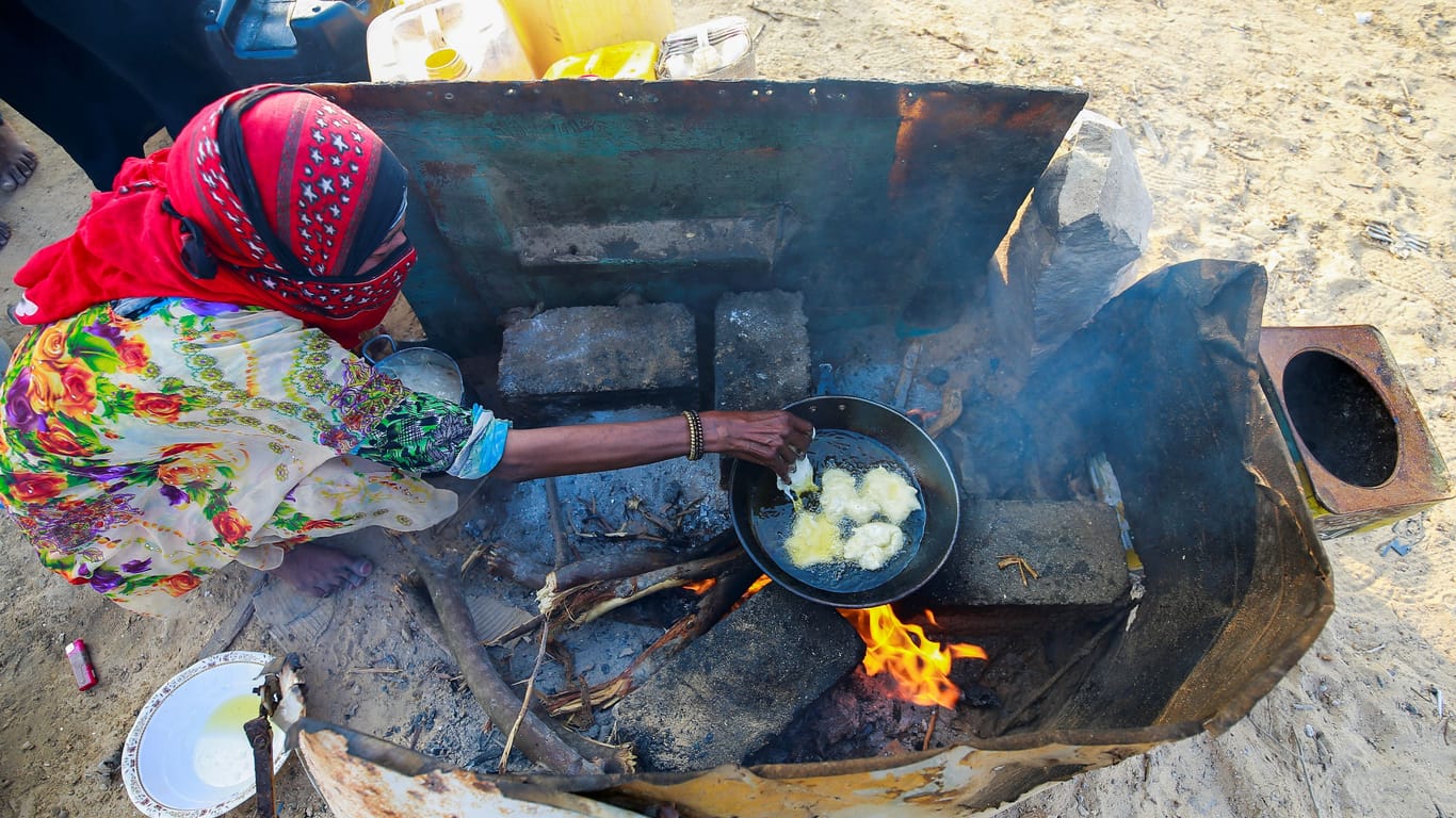 Eine Frau im Jemen kocht über einer Feuerstelle (Archivbild): Der Konflikt in dem ostafrikanischen Land hat etwa drei Millionen Menschen in die Flucht getrieben.