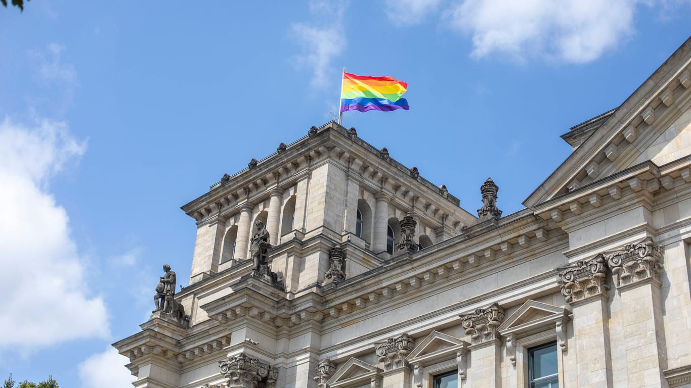 Eine Regenbogenflagge auf dem Bundestag (Archivbild): Auch ein besonderes Gotteshaus macht mit.