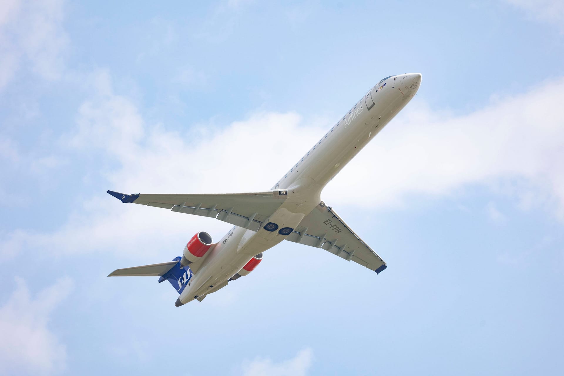 Flugzeug (Symbolbild): Die Flugbegleiterin hatte einen Wert von knapp einem Promille.