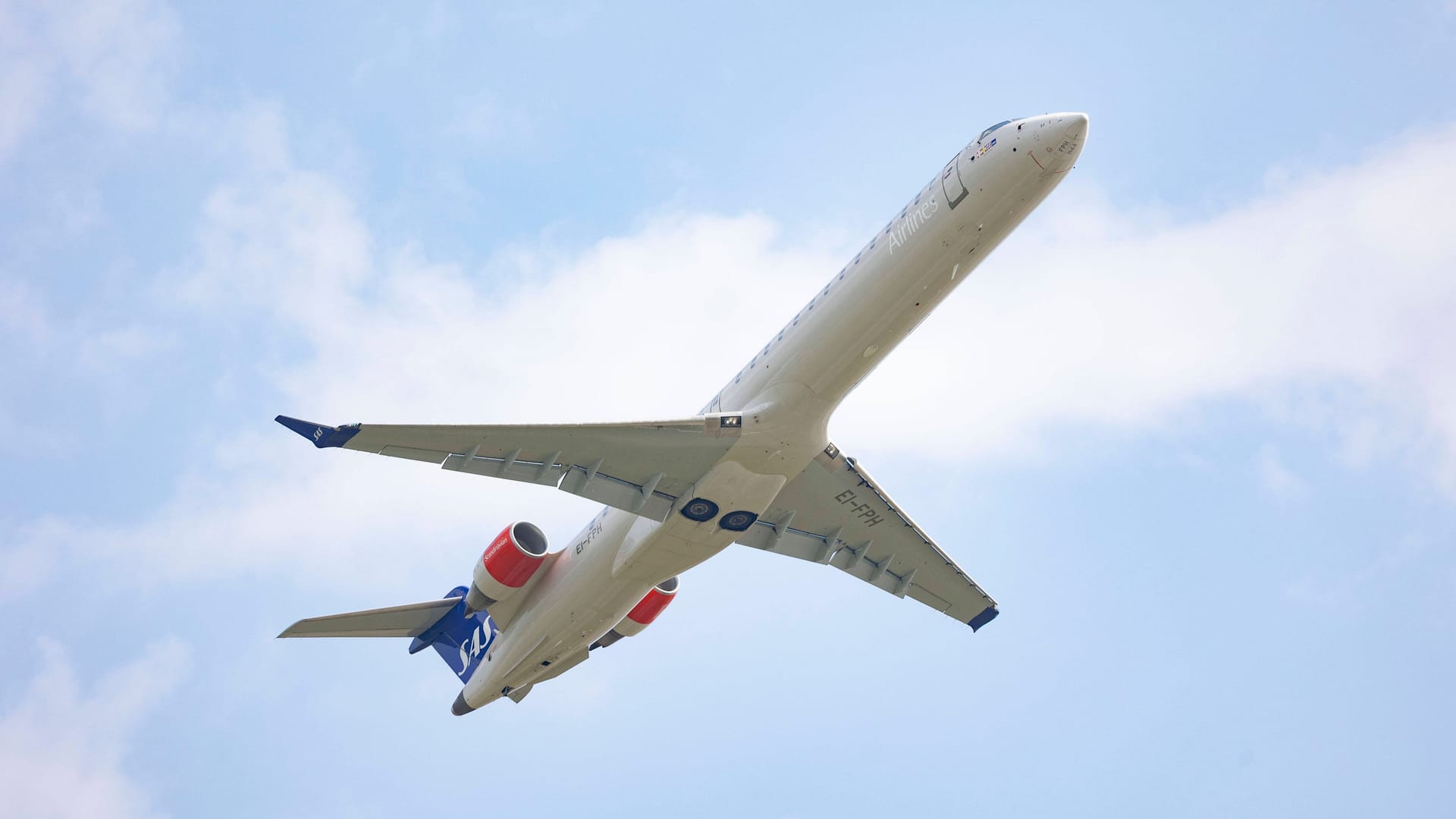 Flugzeug (Symbolbild): Die Flugbegleiterin hatte einen Wert von knapp einem Promille. Flugzeug (Symbolbild): Die Flugbegleiterin hatte einen Wert von knapp einem Promille.