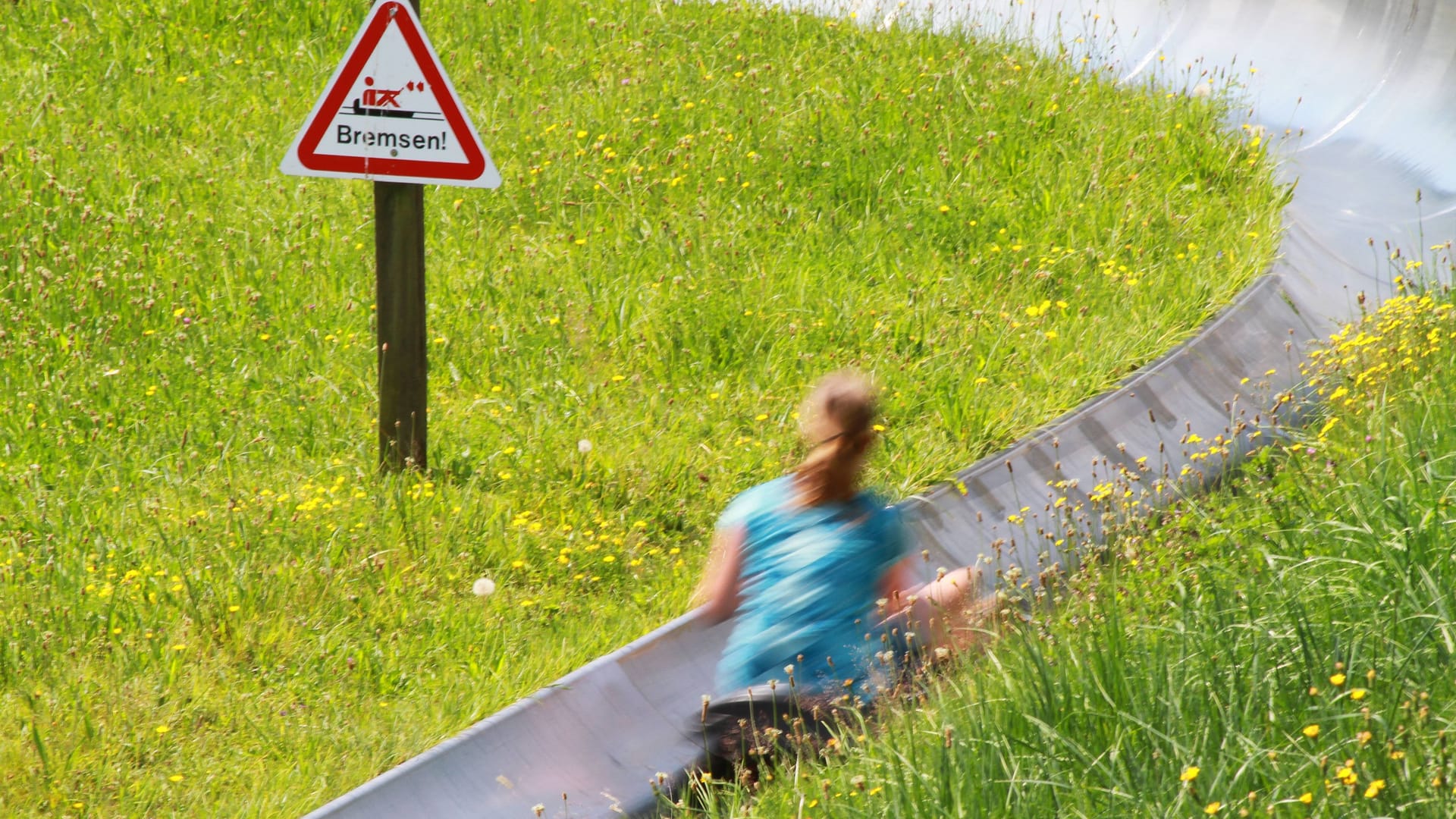 Eine Sommerrodelbahn (Archivbild): 16 Menschen waren an dem Unfall beteiligt.