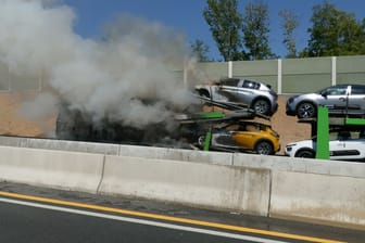 Die Autobahn 3 bei Siegburg: Ein Autotransporter brennt.