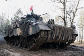 Ein Schützenpanzer Marder bei einer Bundeswehrübung (Archivbild): Deutschland will wohl die Militärhilfe für die Ukraine verdoppeln.