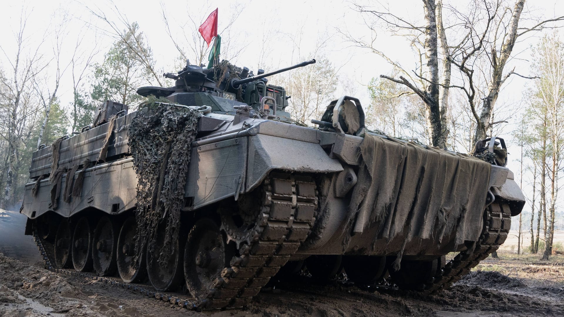 Ein Schützenpanzer Marder bei einer Bundeswehrübung (Archivbild): Deutschland will wohl die Militärhilfe für die Ukraine verdoppeln.