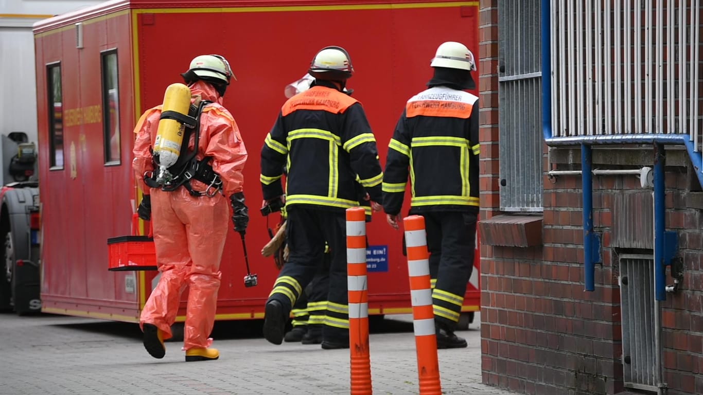 Chemieunfall in Wilhelmsburg: Spezialisten der Feuerwache 32 untersuchen den Tatort.