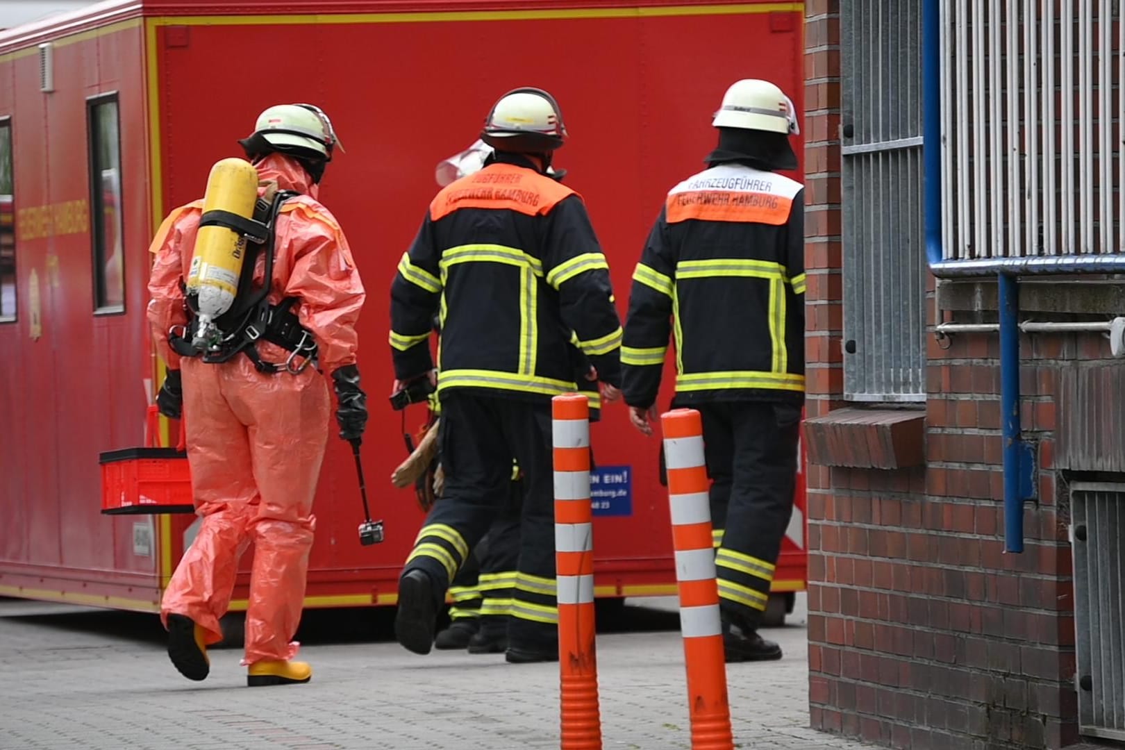 Chemieunfall in Wilhelmsburg: Spezialisten der Feuerwache 32 untersuchen den Tatort.