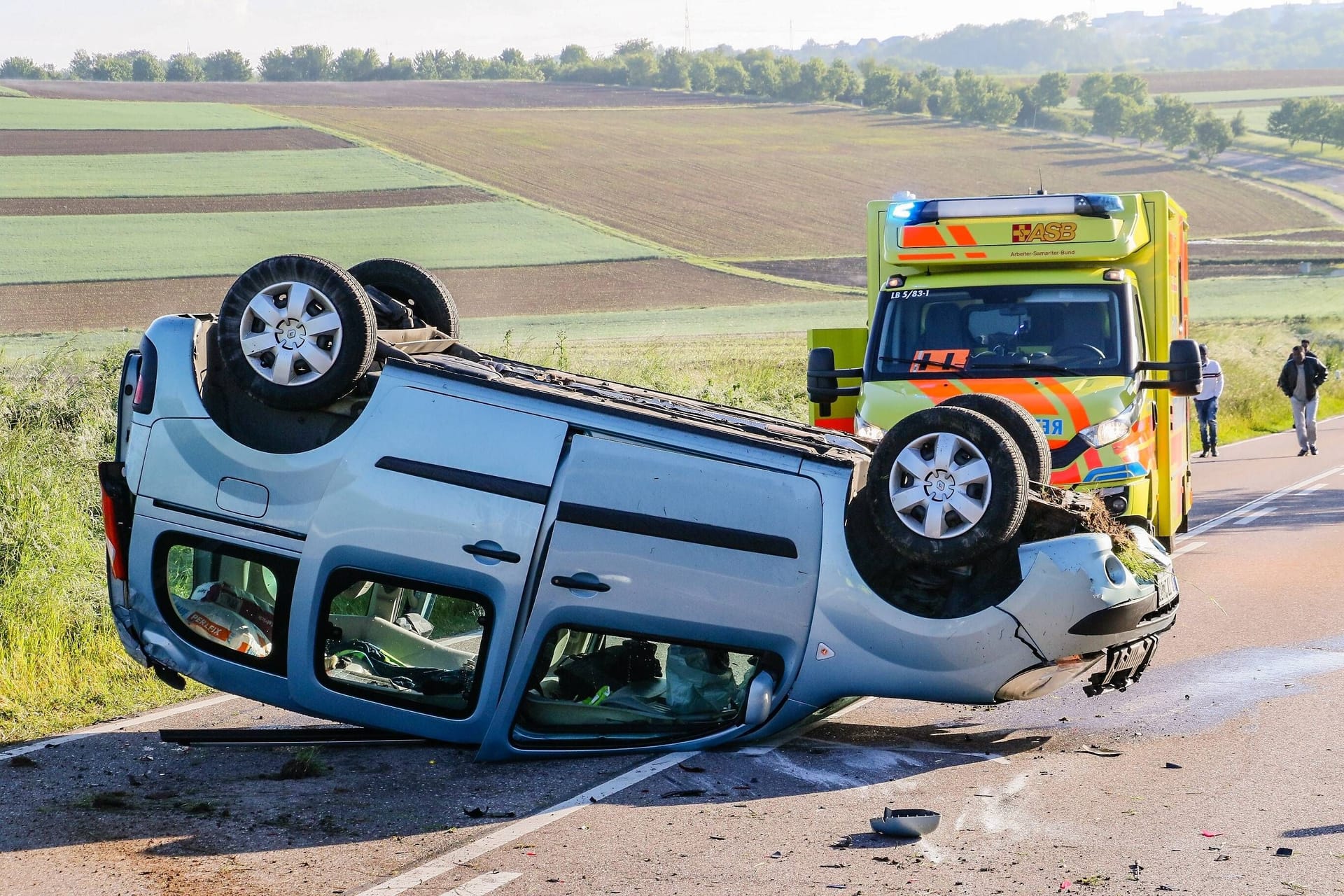 Ein von der Fahrbahn abgenommenes und überschlagenes Fahrzeug (Symbolbild): In Schwelm kam es am Freitag zu einem Verkehrsunfall.