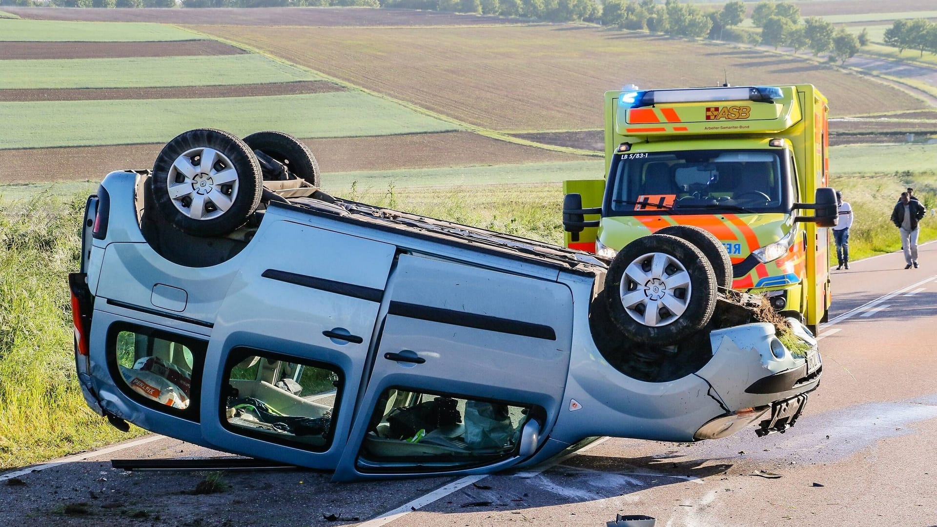 Ein von der Fahrbahn abgenommenes und überschlagenes Fahrzeug (Symbolbild): In Schwelm kam es am Freitag zu einem Verkehrsunfall.