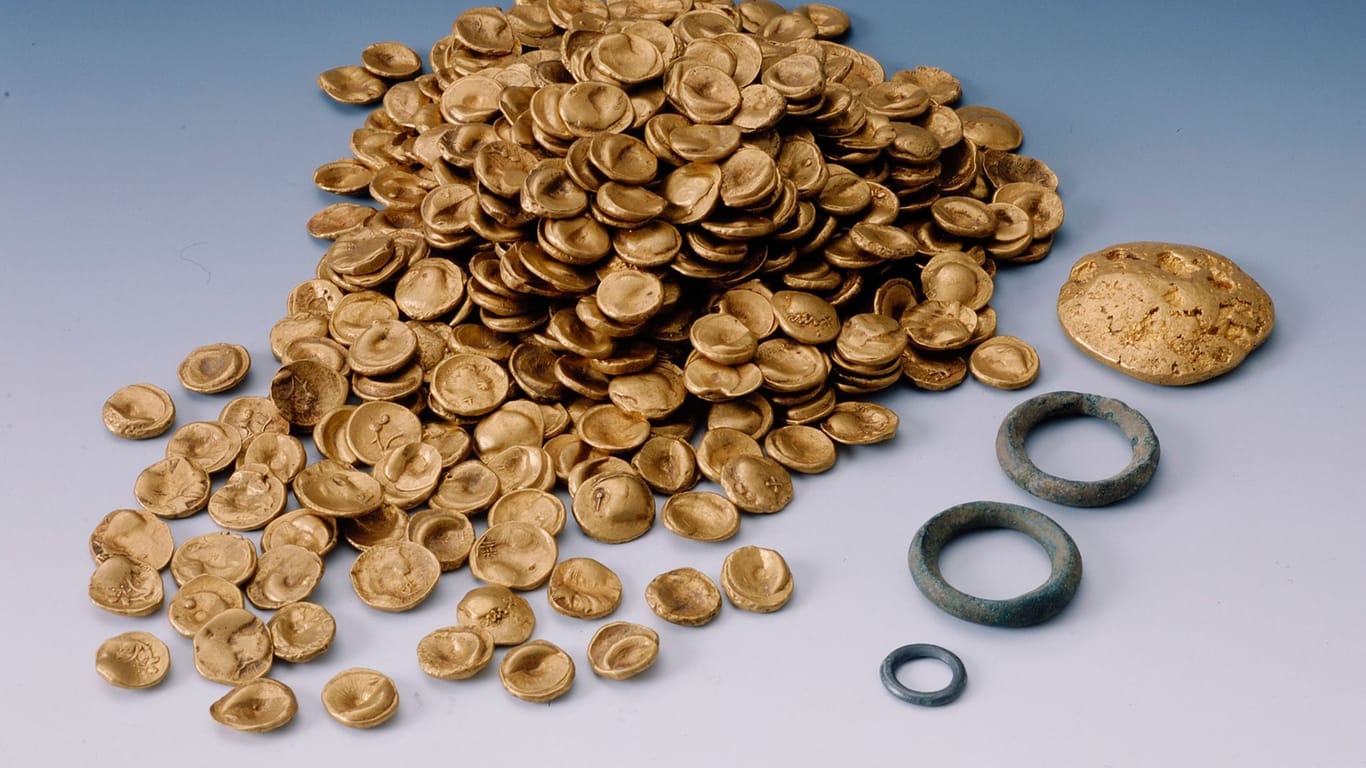 Im November 2022 wurde der Goldschatz von Einbrechern aus dem Kelten Römer Museum gestohlen (Archivbild): Jetzt haben die Ermittler Verdächtige ausgemacht.