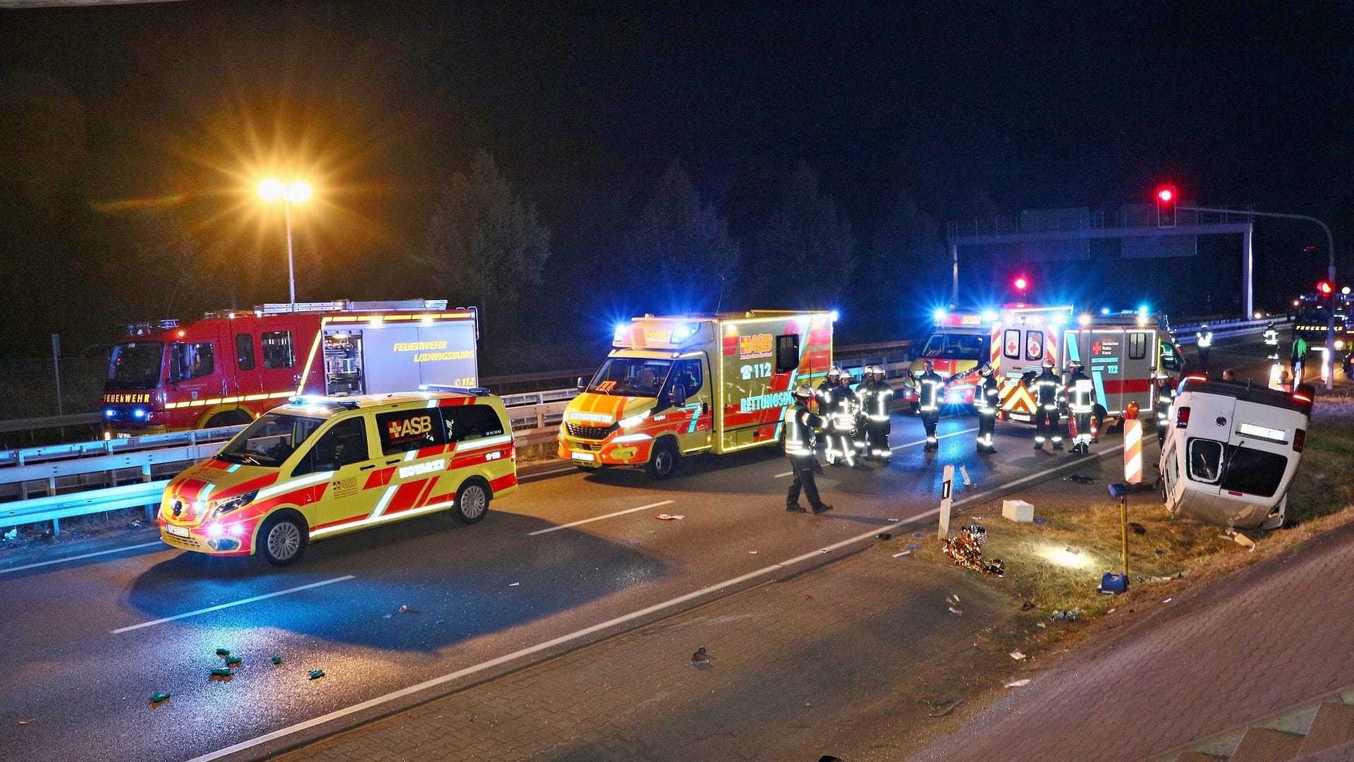 Unfall zwischen Bietigheim-Bissingen und Ludwigsburg: Durch die Wucht des Aufpralls hat der Caddy sich überschlagen.