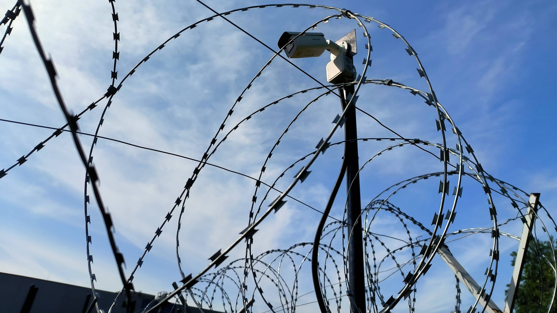 Stacheldraht am Gefängnis (Symbolbild): In den USA wurde ein Mann kurz nach seiner Freilassung erneut verhaftet.