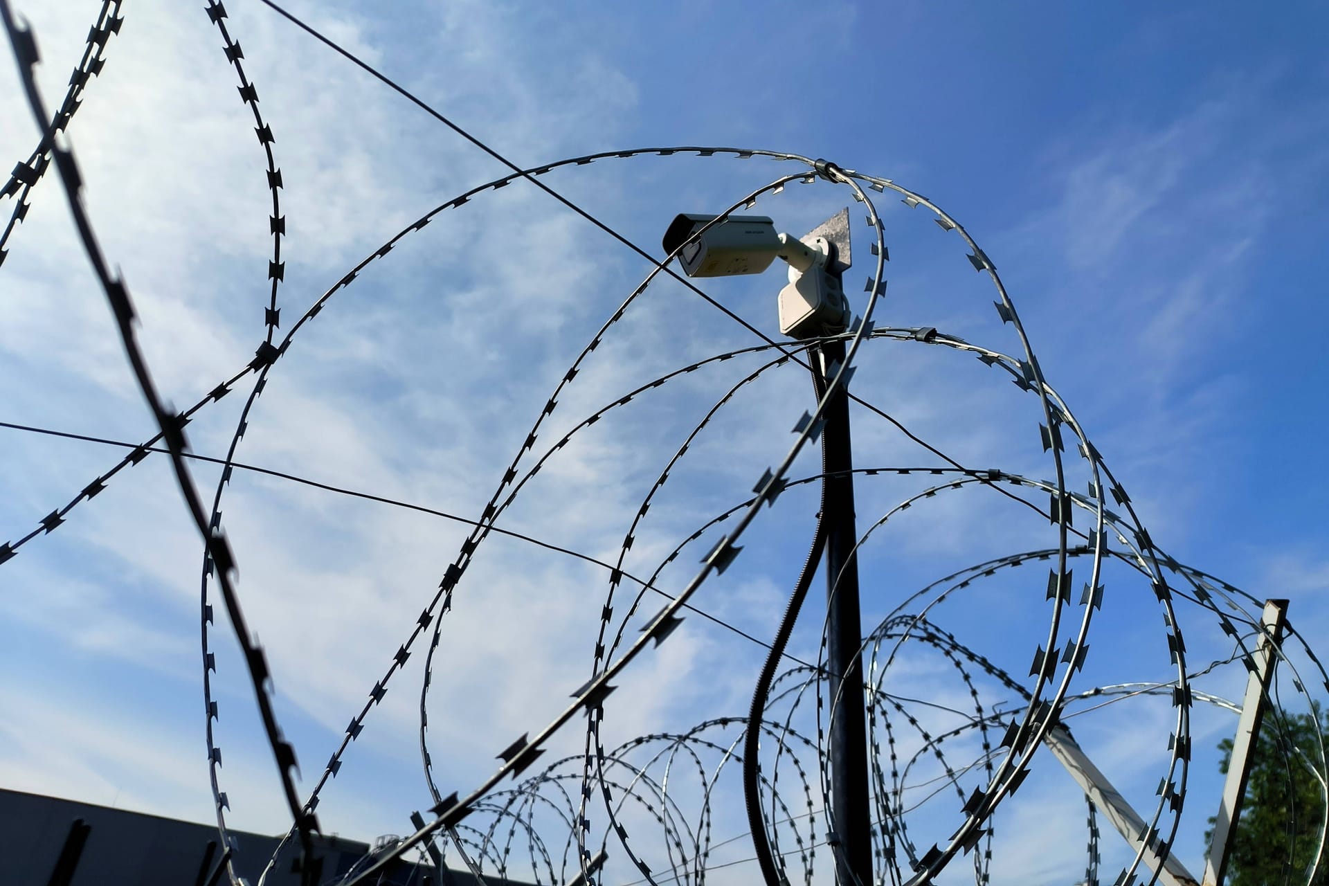 Stacheldraht am Gefängnis (Symbolbild): In den USA wurde ein Mann kurz nach seiner Freilassung erneut verhaftet.