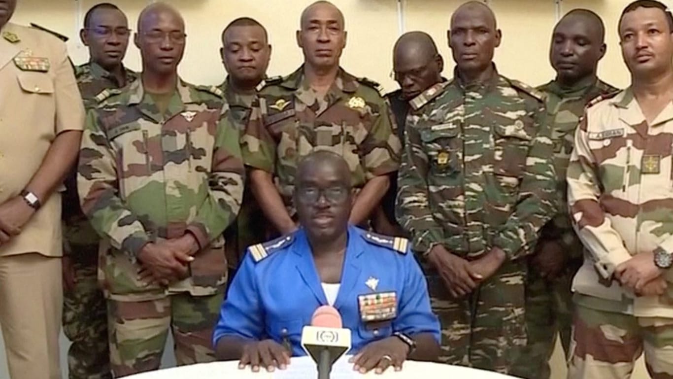Oberst Amadaou Abdramane verkündet die Machtübernahme der Armee im Niger im TV.