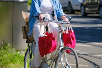 Eine Fahrradfahrerin (Symbolbild): Was die Frau auf der Autobahn wollte, ist unklar.